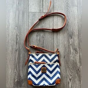 Dooney & Bourke Royal Blue & White Chevron Crossbody Bag Purse Leather